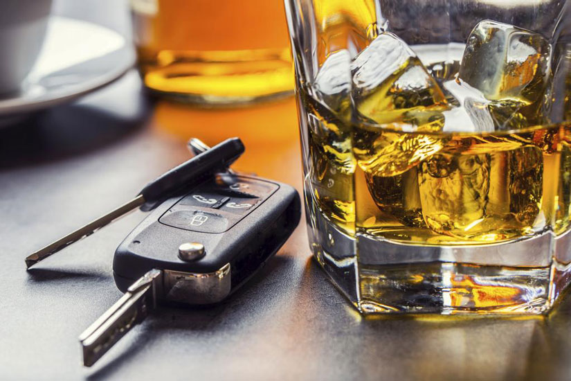 Verre d'alcool avec des clés de voiture, pour symboliser une conduite avec les facultés affaiblies.