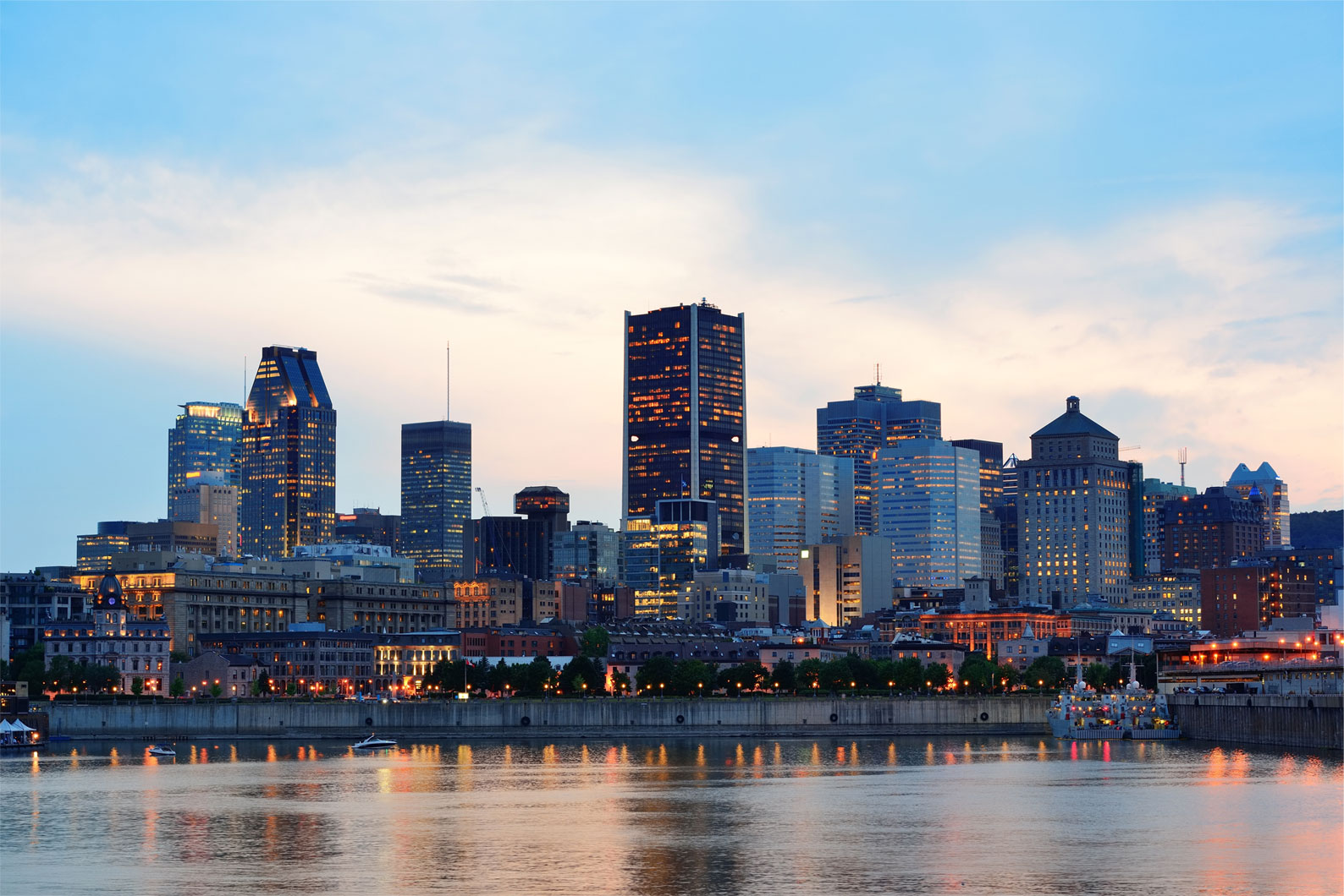 L'horizon de Montréal au coucher du soleil.