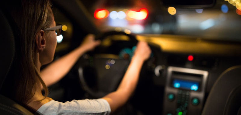 Une femme au volant.